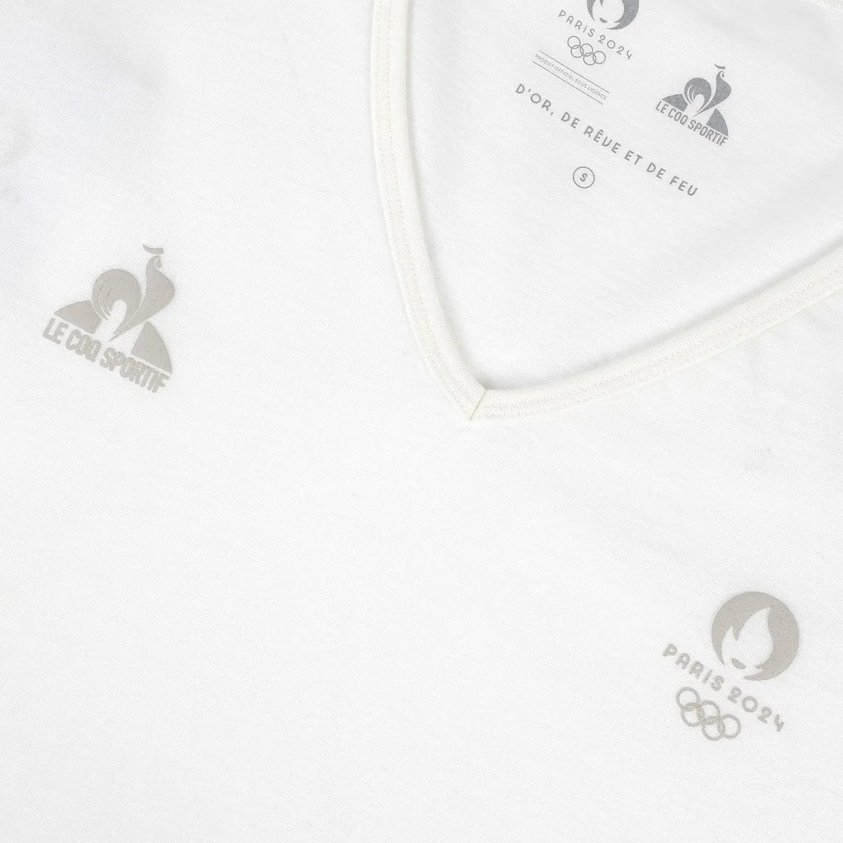 T-Shirt Le Coq Sportif V-hals Paris 2024 Essentieel